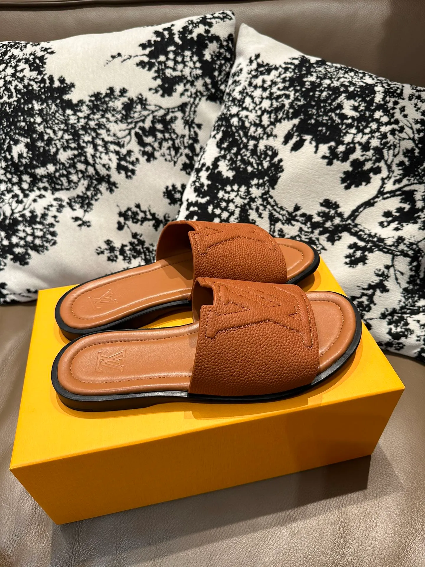 Men's shoes💰360💰 New LV slippers hot sale🩴 Full cowhide surface, cowhide lining, cowhide feet, size 36-46
